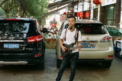 man with a guitar in Emeishan City