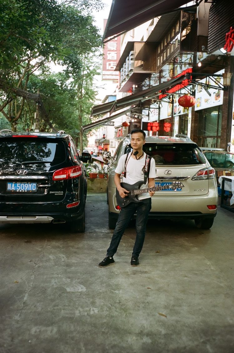 man with a guitar in Emeishan City