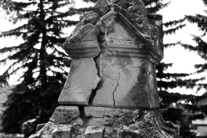 damaged headstone at Union Cemetery