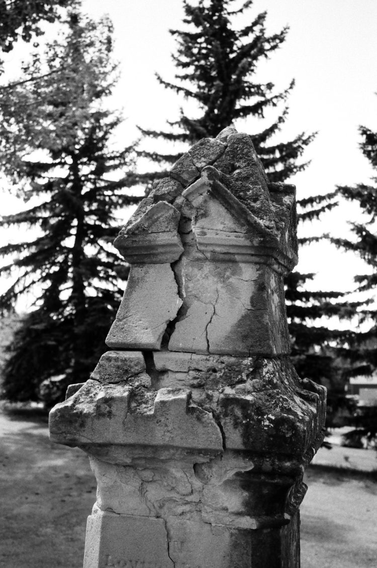 damaged headstone at Union Cemetery