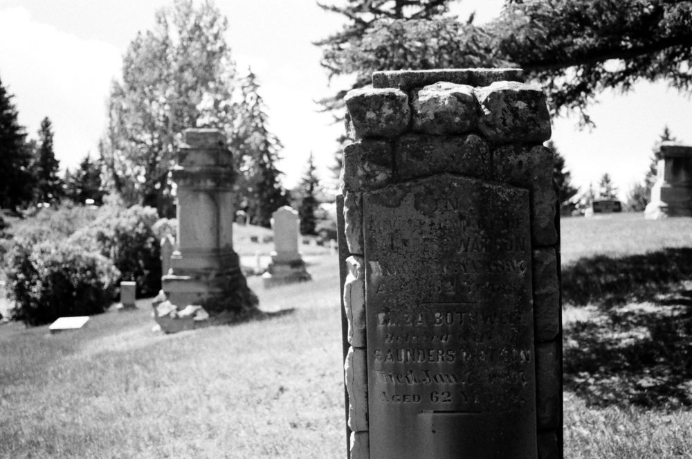 damaged headstone at Union Cemetery