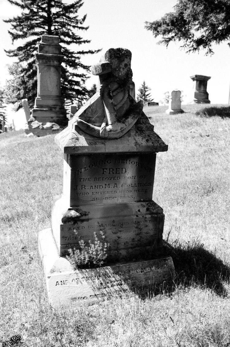 damaged headstone at Union Cemetery