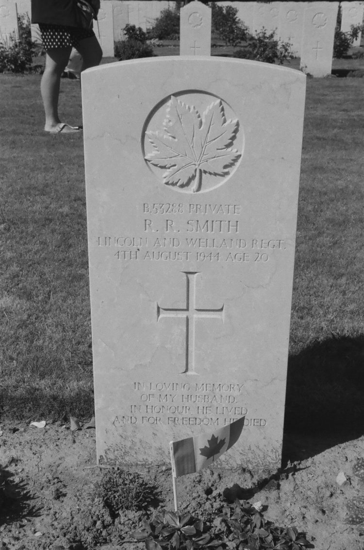 Grave of Private R. R. Smith, Lincoln & Welland Regt., Bretteville-sur-Laize, France